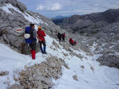 010-Abstieg vom Hohe-Trog-Sattel zur Simonyhuette